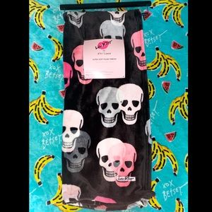 ‼️SOLD‼️✨💀Betsey Johnson Skull Throw Blanket💀✨